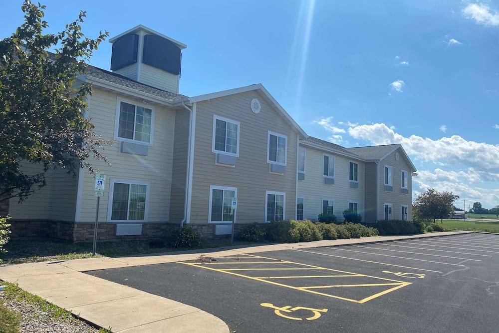 AmericInn by Wyndham Oshkosh — hotel in Oshkosh
