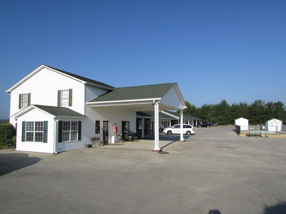 Douglas Inn & Suites — hotel in Blue Ridge
