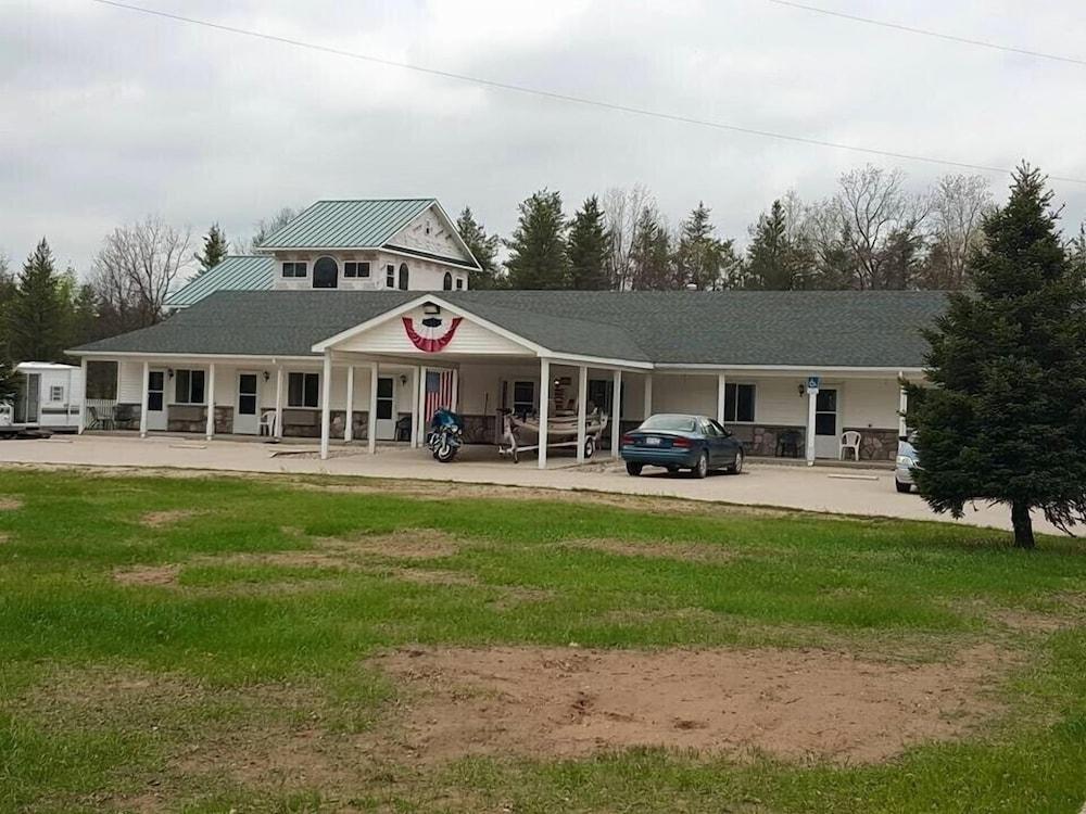 Scully's Manistee Outpost Motel — hotel in Manistee