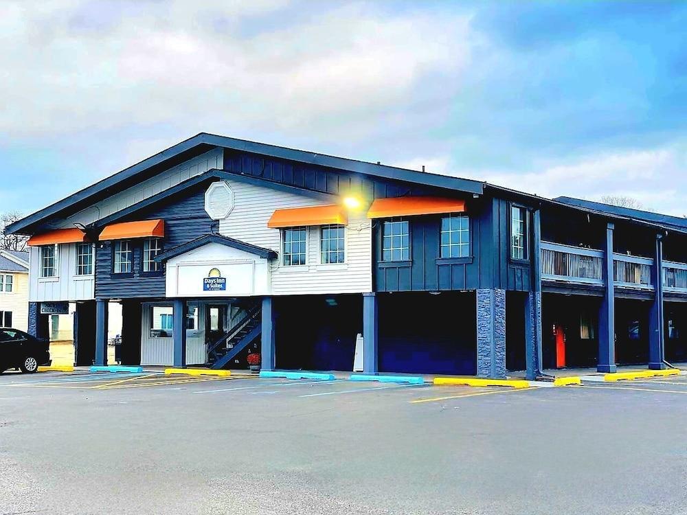 Days Inn & Suites by Wyndham Port Huron — hotel in Port Huron