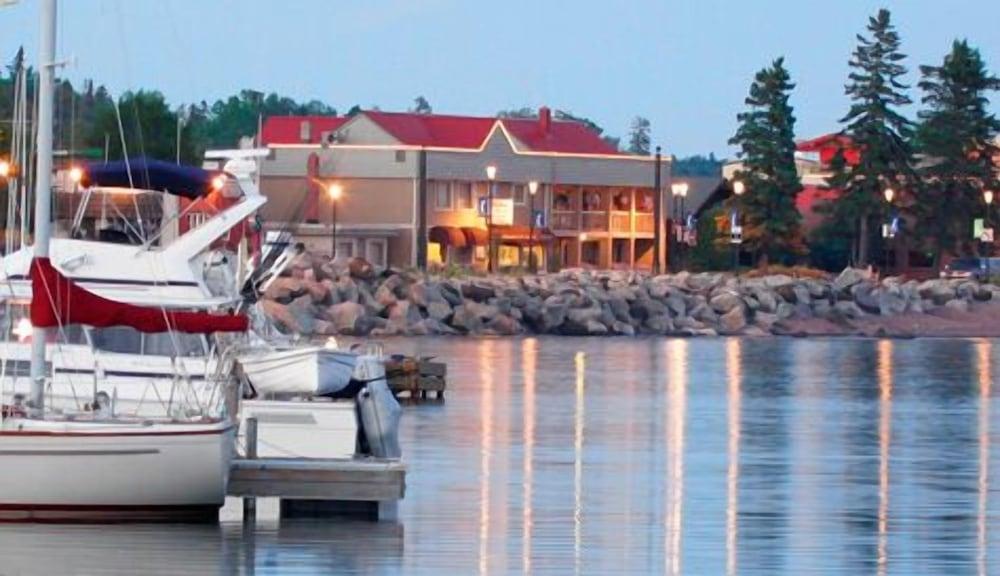 Harbor Inn Self Check-in Hotel — hotel in Grand Marais