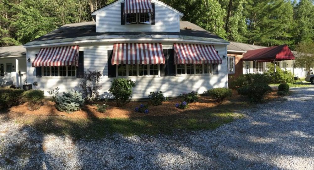 1896 House Country Inn & Motels — hotel in Williamstown