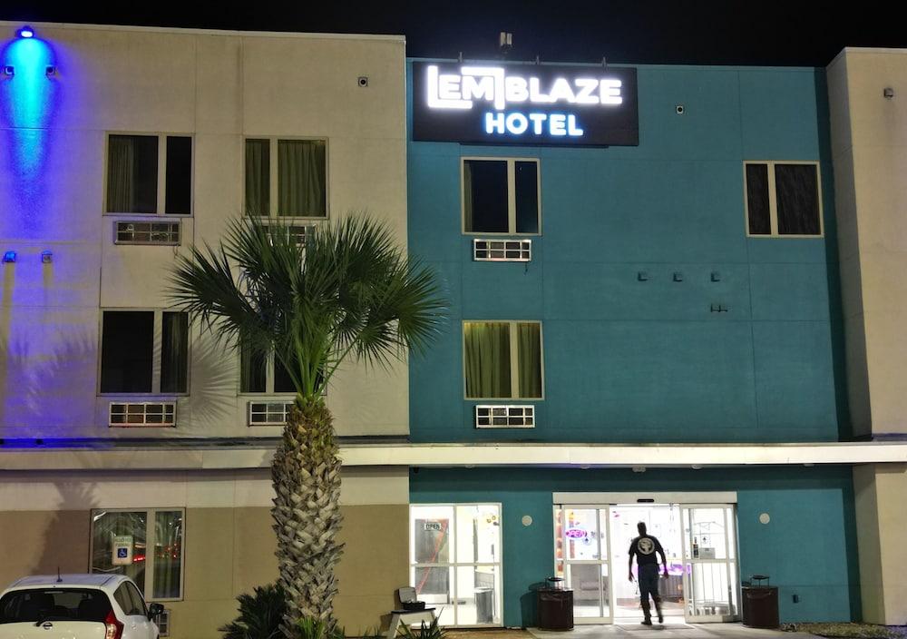 Emblaze Hotel — hotel in Three Rivers