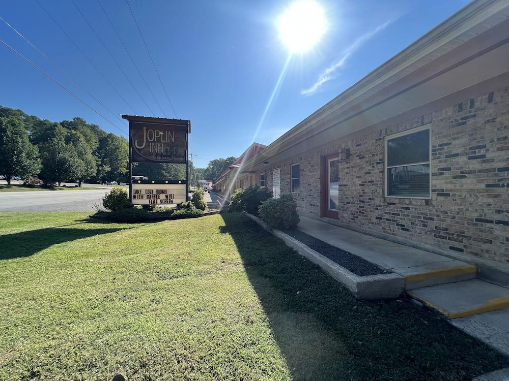Queen Guest Room located at the Joplin Inn at the entrance to Mountain Harbor,, just 2 1/2 miles from Lake Ouachita. by RedAwning — hotel in Mount Ida