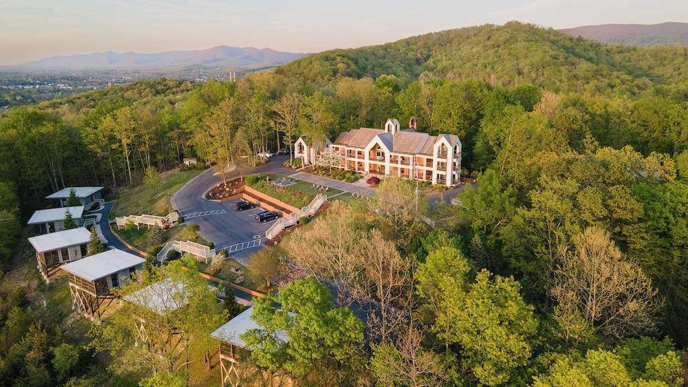 Iris Inn and Cabins — hotel in Waynesboro