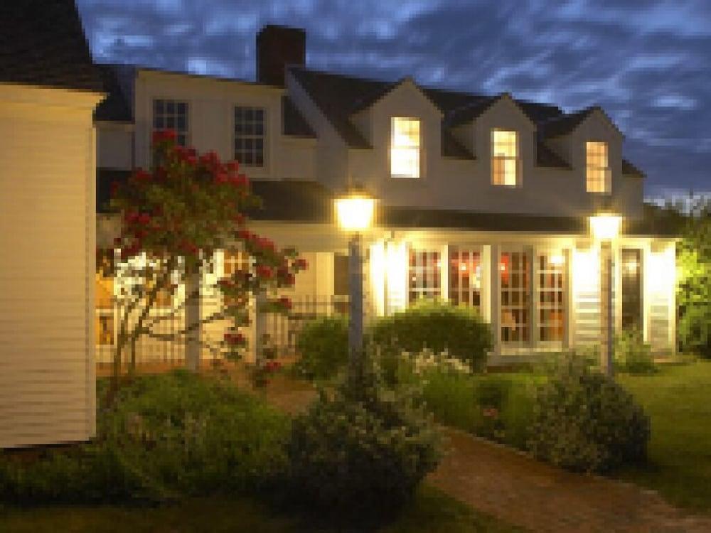 Mooncussers Tavern and Inn — hotel in Harwich Port