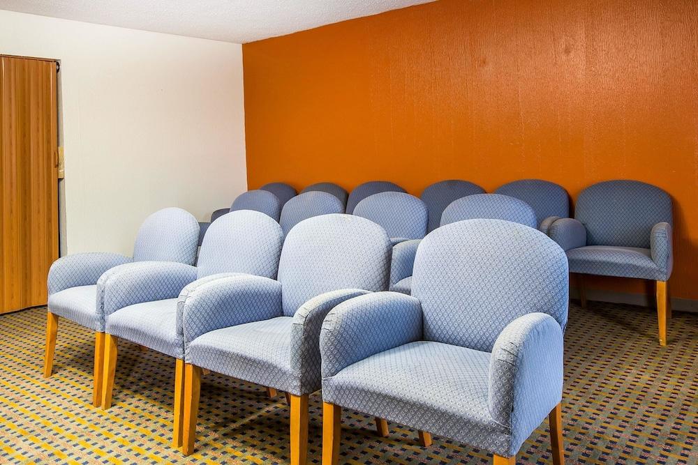 Rodeway Inn & Suites Carrollton — hotel in Carrollton