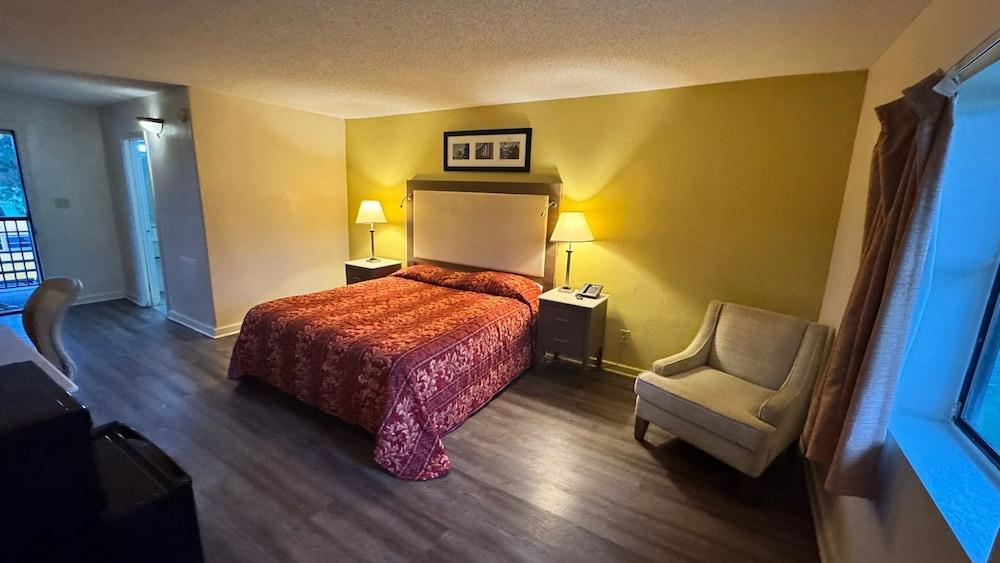 COUNTRY HOST INN — hotel in Franklin