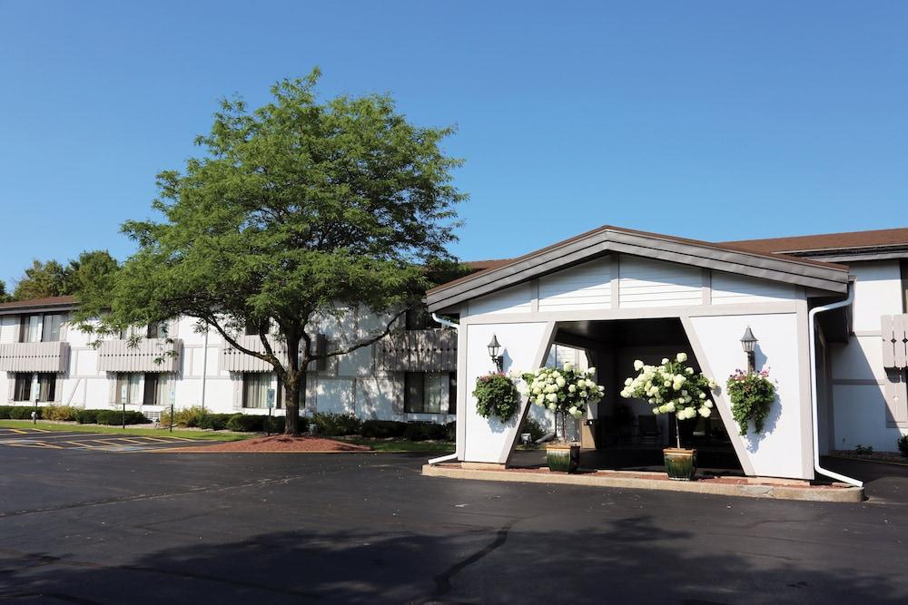 Shawano Four Seasons Hotel — hotel in Shawano