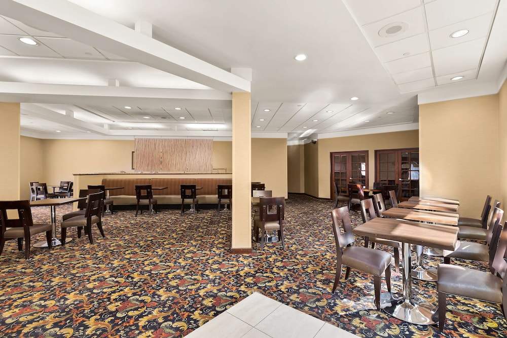 Hotel RL Cleveland Airport West