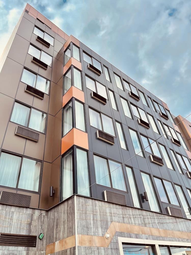 Capital Hotel — hotel in Long Island City
