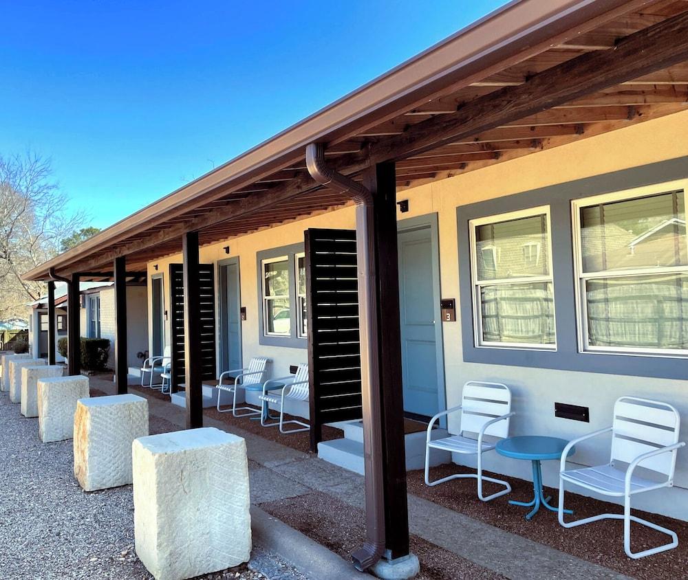 The Dixie Motel Brenham — hotel in Brenham