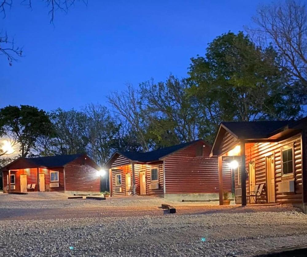 The Woods Lodging — hotel in Madill