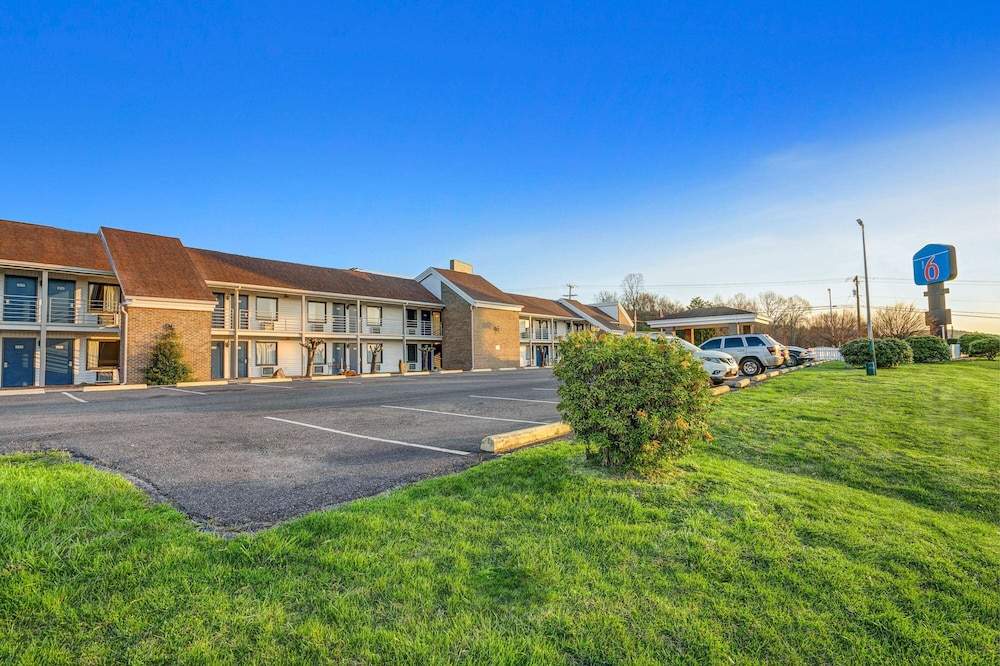 Motel 6 Hillsville, VA
